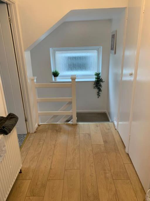 Beaconsfield 4 Bedroom House In Quiet And A Very Pleasant Area, Near London Luton Airport With Free Parking, Fast Wifi, Smart Tv المظهر الخارجي الصورة