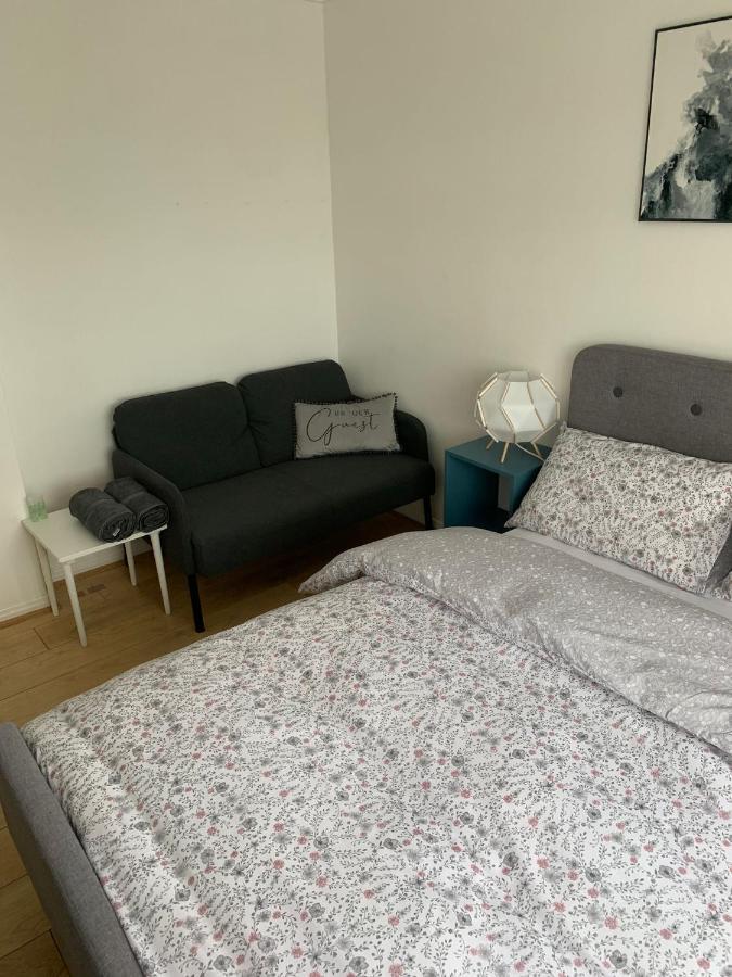 Beaconsfield 4 Bedroom House In Quiet And A Very Pleasant Area, Near London Luton Airport With Free Parking, Fast Wifi, Smart Tv المظهر الخارجي الصورة