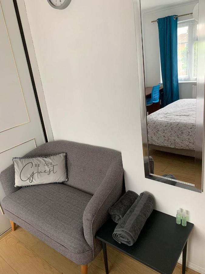 Beaconsfield 4 Bedroom House In Quiet And A Very Pleasant Area, Near London Luton Airport With Free Parking, Fast Wifi, Smart Tv المظهر الخارجي الصورة