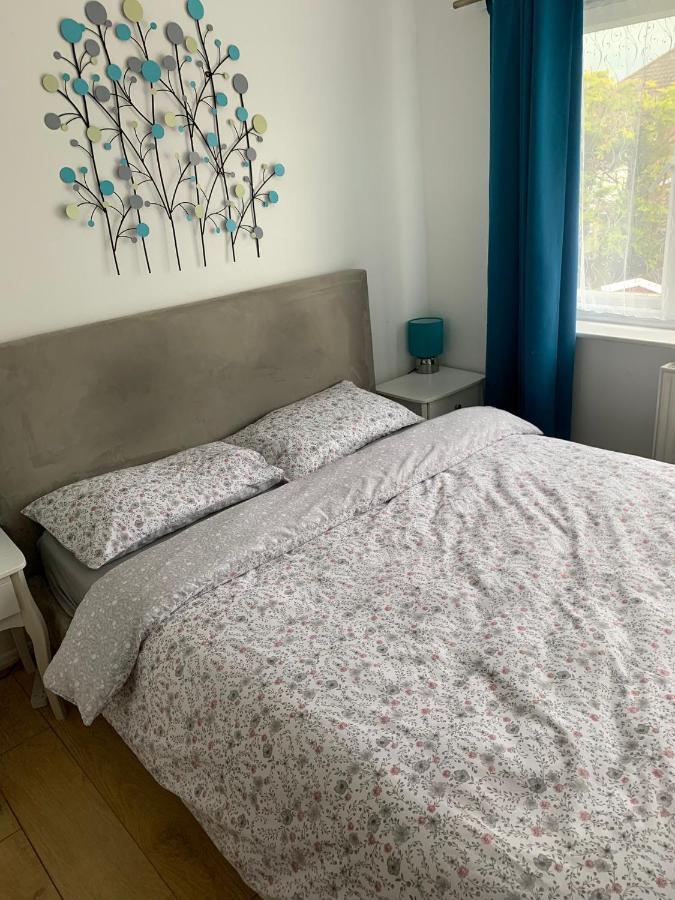 Beaconsfield 4 Bedroom House In Quiet And A Very Pleasant Area, Near London Luton Airport With Free Parking, Fast Wifi, Smart Tv المظهر الخارجي الصورة