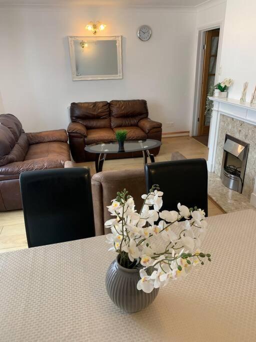 Beaconsfield 4 Bedroom House In Quiet And A Very Pleasant Area, Near London Luton Airport With Free Parking, Fast Wifi, Smart Tv المظهر الخارجي الصورة