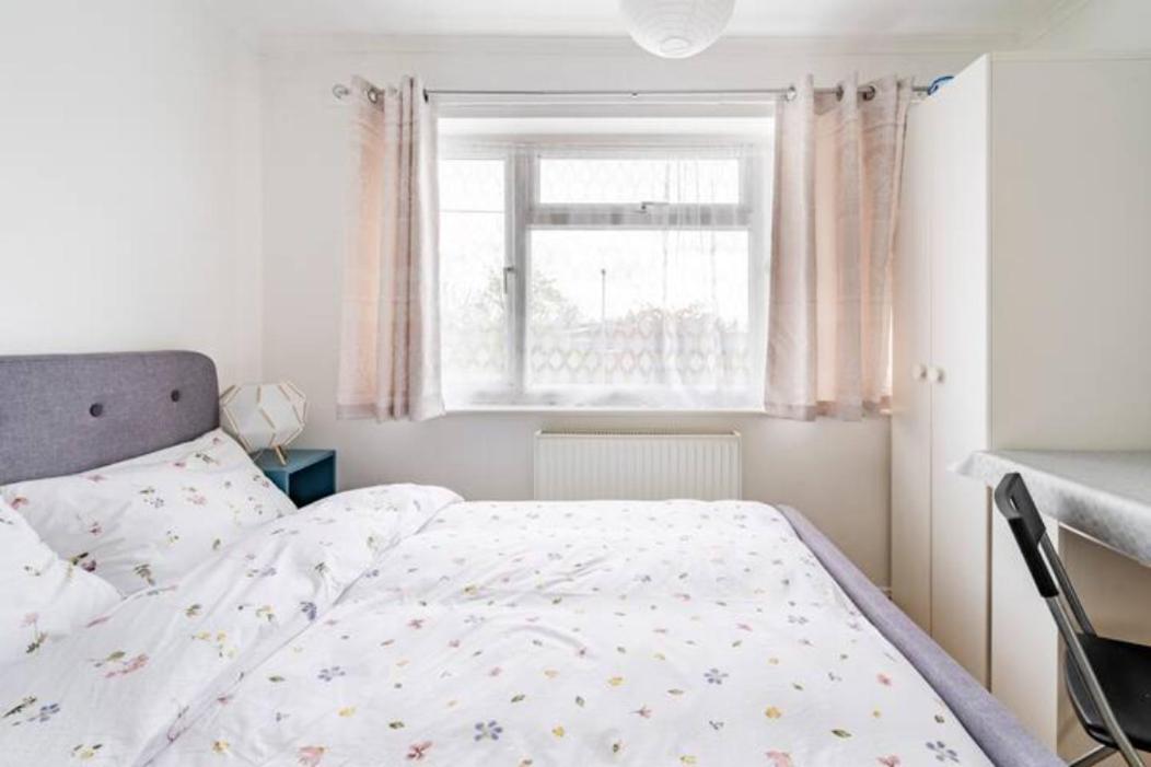 Beaconsfield 4 Bedroom House In Quiet And A Very Pleasant Area, Near London Luton Airport With Free Parking, Fast Wifi, Smart Tv المظهر الخارجي الصورة