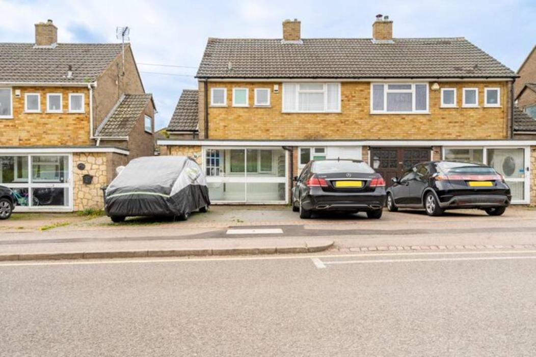 Beaconsfield 4 Bedroom House In Quiet And A Very Pleasant Area, Near London Luton Airport With Free Parking, Fast Wifi, Smart Tv المظهر الخارجي الصورة